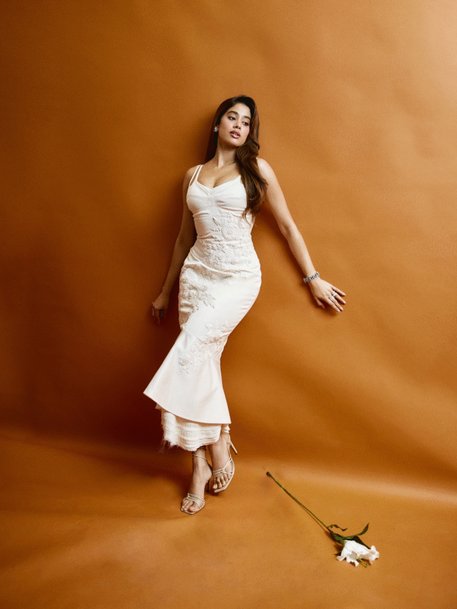 Wearing a dress worth Rs 1 lakh 28 thousand, Janhvi Kapoor stole the show with her killer looks.