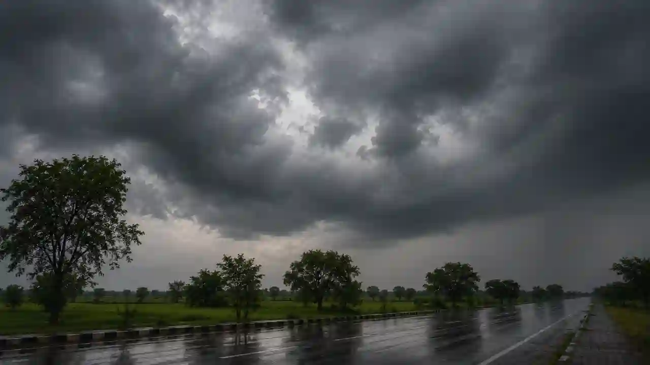 Haryana Weather update : हरियाणा में आज 8 जिलों में हल्की बारिश, 16 तक साफ, 17 से फिर पलटेगा मौसम