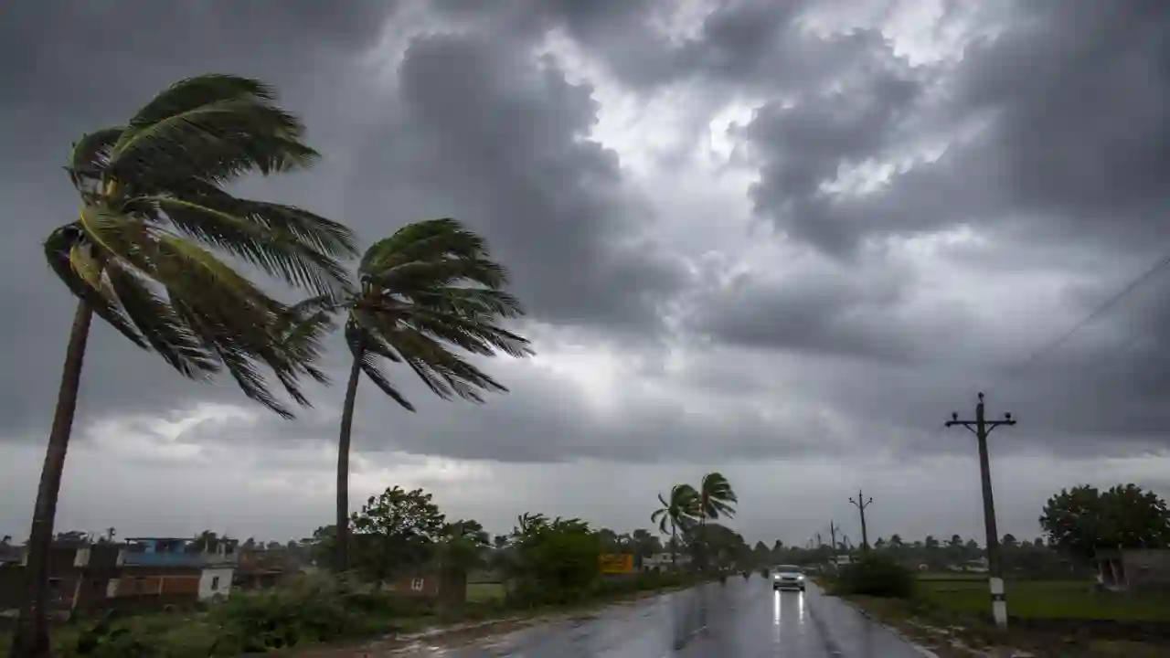 Haryana weather update : हरियाणा में आज 13 जिलों में बारिश का अलर्ट, 19 तक मौसम रहेगा खराब, देखें आगे का मौसम पूर्वानुमान
