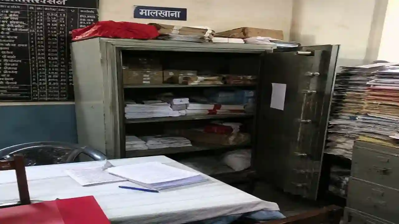 Jind Police Station Theft : हरियाणा में पुलिस स्टेशन के अंदर मालखाना में 23 लाख रुपए, सोने की दो अंगूठी चोरी, पुलिस कर्मी पर केस दर्ज