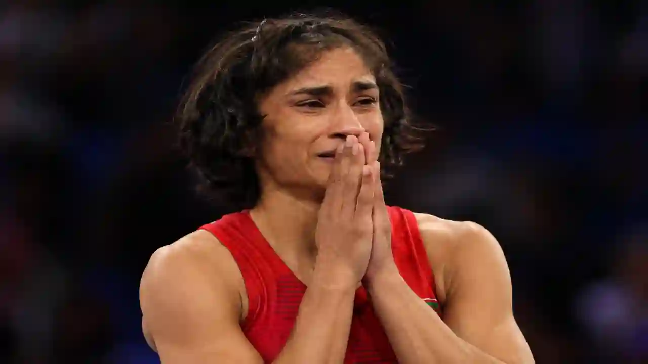 Vinesh Phogat Heart Breaking Story : संगीता ने सुनाई विनेश फोगाट की हार्ट ब्रेकिंग स्टोरी, कहा- वजन घटाने को खून निकाला, 100 ग्राम वजन से डिसक्वालीफाई हुईं