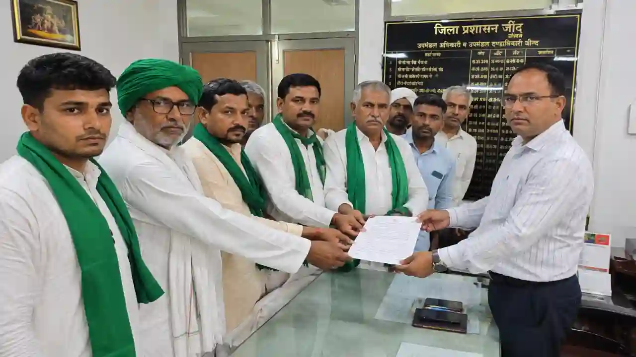 Jind : जींद में भाकियू ने मार्केट कमेटी सचिव और कृषि विभाग के अधिकारी को सौंपा ज्ञापन