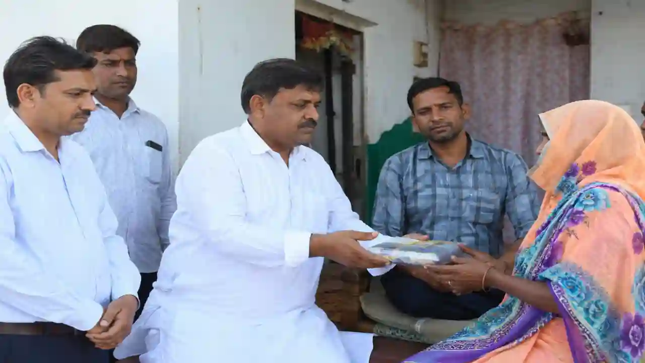 Chandpur Sarpanch News : चांदपुर के सरपंच ने गोद लिए टीबी के मरीज, बांटी किट