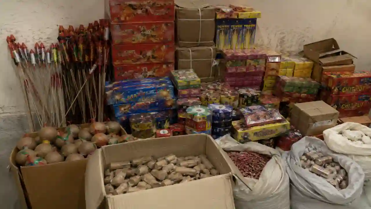 Jind illegal crackers : जींद में CM फ्लाइंग की रेड, मकान के अंदर पकड़ा पटाखों का जखीरा, 55 किलो बुलेट बम, रॉकेट, चटर-पटर बरामद