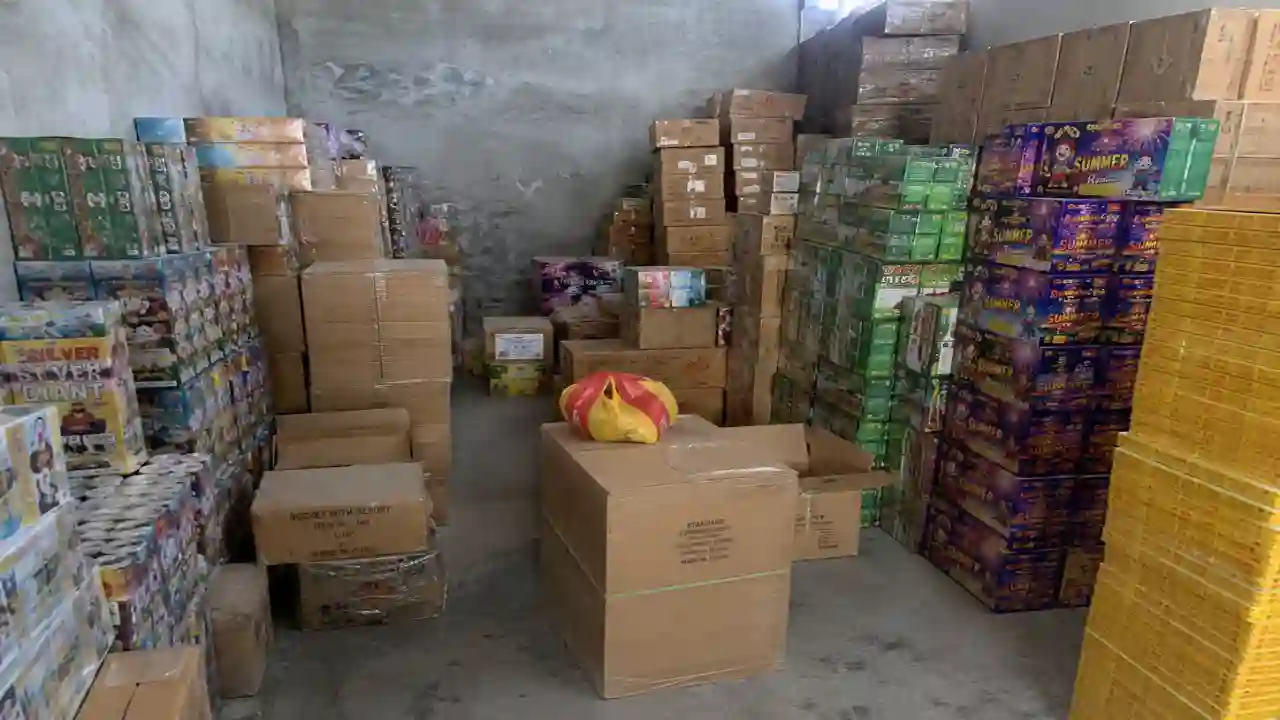 Jind Firecrackers raid : गोदाम में अवैध रूप से छिपा रखे थे 353 किलो पटाखे, पुलिस की नजर पड़ी और खेल खत्म