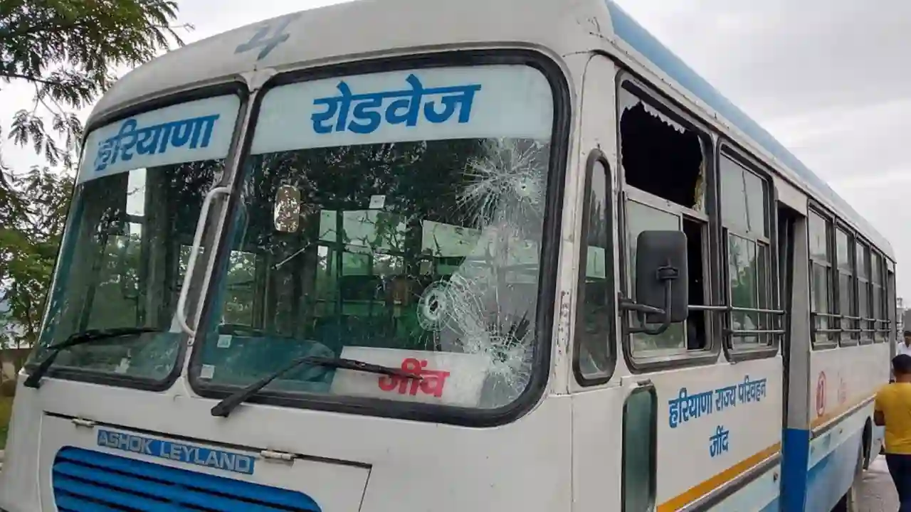 Roadways Kilometer Bus Attack : जींद से चंडीगढ़ जा रही हरियाणा रोडवेज किलोमीटर स्कीम की बस पर हमला, ईंट-पत्थर फेंके