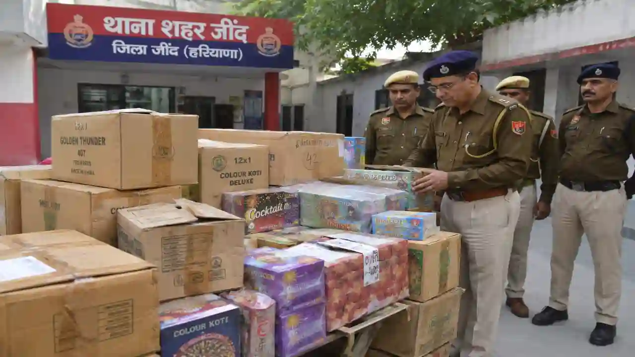 Jind illegal crackers : जींद में अवैध रूप से पटाखे बेचने वालों पर पुलिस कार्रवाई, 578 किलोग्राम पटाखे पकड़े