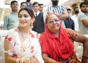 sapna chaudhary with her mother neelam chaudhary 