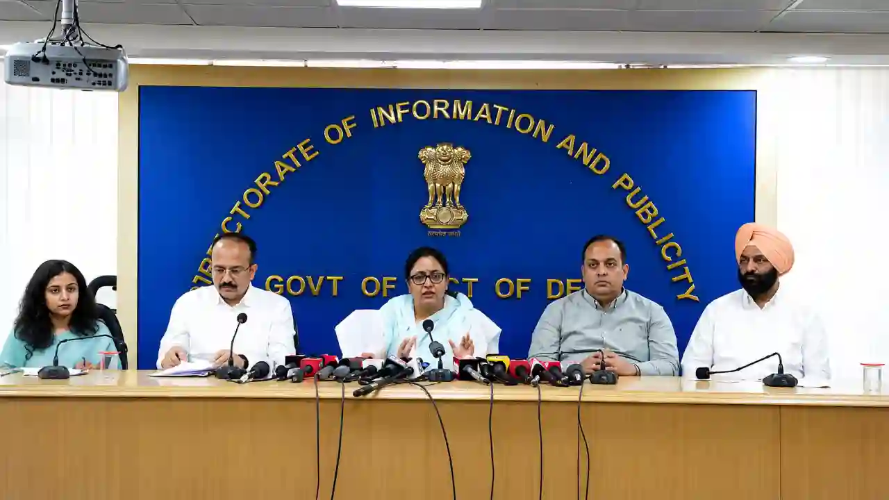 Delhi EV Policy 2026: इलेक्ट्रिक कारों पर 100% रोड टैक्स माफ