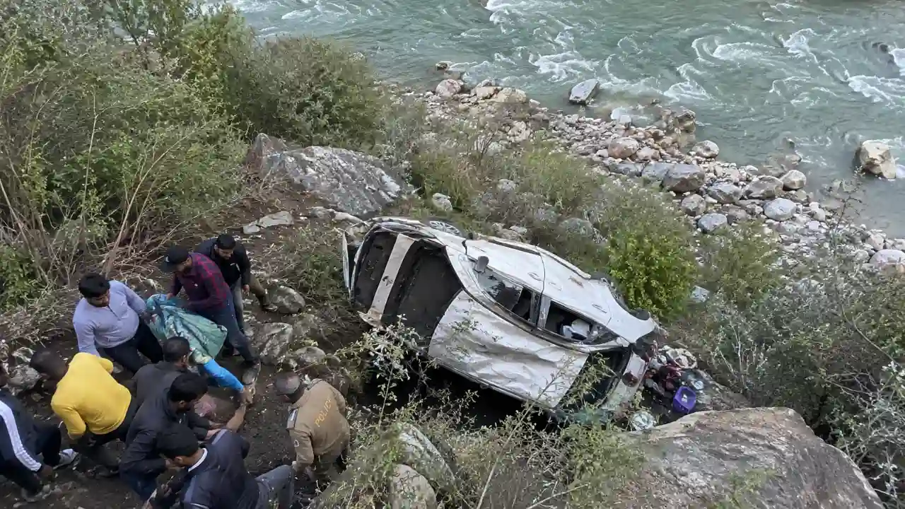 Himachal Accident News: कुल्लू में 400 फीट गहरी खाई में गिरी टूरिस्ट कार, 2 की मौत, 3 घायल