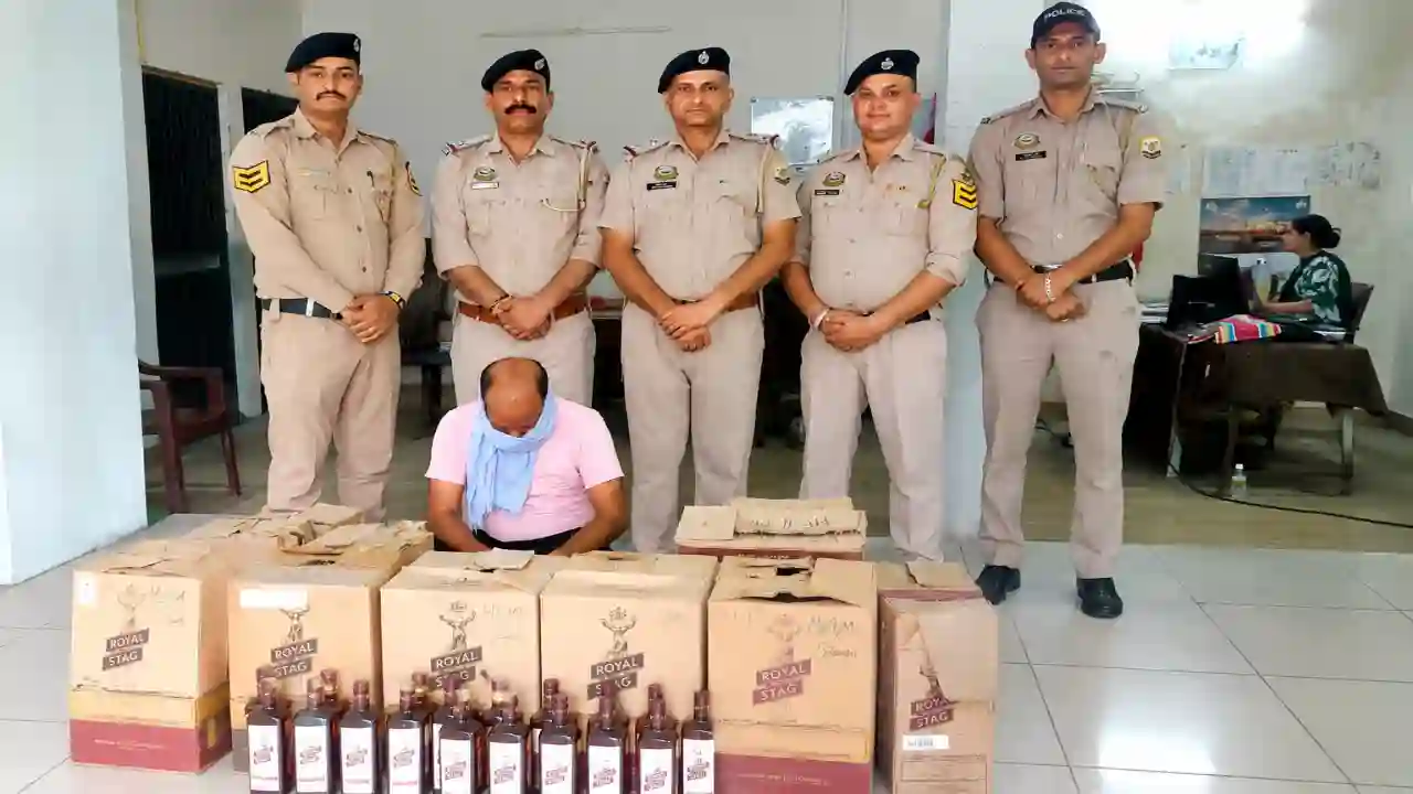 Dehra Police Liquor Seizure: 725 बोतल अंग्रेजी शराब बरामद